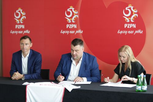 Blachotrapez został Partnerem Piłkarskiej Reprezentacji Polski w lutym br., teraz umowa została przedłużona. 
